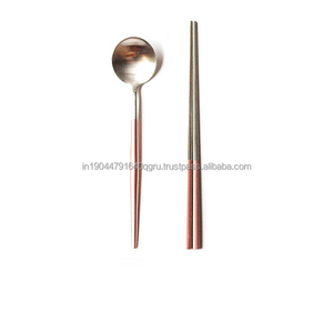Ensemble de couverts de finition miroir en acier argenté de qualité supérieure comprenant un couteau/une fourchette/une cuillère avec un manche rose (lot de 4) - Product Image 5