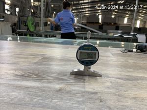 Revêtement de sol SPC OEM moderne conception européenne LVT PVC Easy Click Lock planches de vinyle grain de bois pour l'intérieur des maisons style européen - Product Image 6