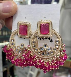 Ensemble de boucles d'oreilles indiennes traditionnelles Kundan plaquées or avec perles, design élégant et fantaisie pour femmes et filles - Product Image 5