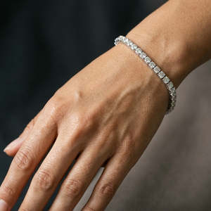 Bracelet tennis élégant et fin en or blanc avec zircons cubiques à quatre griffes, fermoir boîte, bijou raffiné au design impeccable - Product Image 6