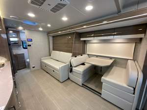Autocaravana Usada de Lujo JAYCO MELBOURNE PRESTIGE 2023, Económica, Volante a la Izquierda, 8 Asientos, 250-300 CV, para CAMPING - Product Image 4