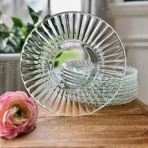 Assiette en verre design avec bords relevés, parfaite pour éviter les déversements lors du placage ou des présentoirs de repas décoratifs. - Product Image 1
