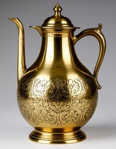 Cafetière élégante en laiton avec gravure à la main complexe pour les événements culturels Affichages antiques et centres de cuisine décoratifs - Product Image 3