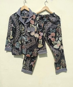 ชุดนอนผ้าฝ้ายออร์แกนิคพิมพ์ลายด้วยมือ แขนยาว แบบเต็มตัว สำหรับทุกเพศ เหมาะสำหรับฤดูร้อน ชุดนอนลำลอง ดีไซน์ลายดอกไม้สุดหรู - Product Image 1