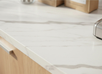 Armoire de rangement de cuisine moderne et simple en chêne blanc et marbre, en panneaux de particules MDF 15/25mm, fabriquée en Malaisie, avec portes à étagères ouvertes