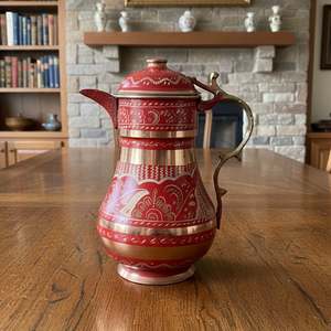 Grande carafe en cuivre avec couvercle émaillé pour les fêtes - Product Image 4