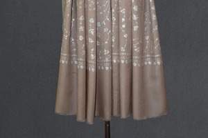 Chal de Cachemira de Terciopelo Sólido Marrón Claro con Bordado Mínimo, Envoltura Acogedora de Poliéster para Uso Casual en Invierno y Calidez - Product Image 6