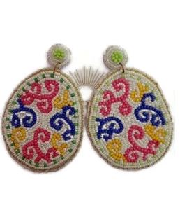 Boucles d'oreilles pendantes multicolores en perles de qualité supérieure, boucles d'oreilles statement en perles artisanales, bijoux fantaisie, fabrication artisanale éthique, support en tissu - Product Image 4