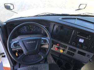 Camion Freightliner Cascadia 126 usato del 2022, modello Conventional con cabina letto, 505 CV, Diesel, passo 229, cambio automatico, assale 40.000 F. - Product Image 5