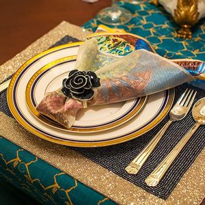 Vente en gros de ronds de serviette en métal noir design rose pour la Saint-Valentin, Noël, mariage, décoration de table à manger au meilleur prix - Product Image 2