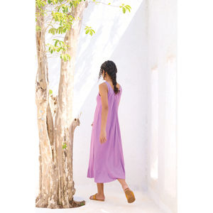 Robe longue en twill Kokum - Robe débardeur unie à volants floraux pour les journées de loisirs et les célébrations - Product Image 4