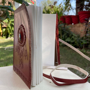 Diario de Cuero Estilo Boho Vintage con Grabado de Atrapasueños, Cuaderno Ecológico Hecho a Mano, Regalo Ideal para Artistas y Escritores - Product Image 1