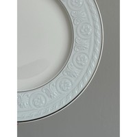 Ensemble de deux assiettes en porcelaine Villeroy & Boch, blanc et gris argenté, service élégant, décoration de table chic, vaisselle française, fabrication artisanale de haute qualité