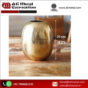 Vase à fleurs en métal martelé moderne avec luxe doré Nouveau design Vase à fleurs élégant pour la maison et entièrement personnalisable. - Product Image 4