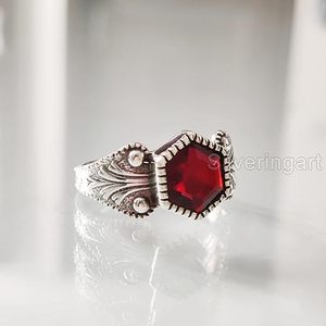 Anillo de Plata de Ley 925 con Piedra Preciosa de Granate Natural, Anillo Apilable Pequeño y Delicado, Joyería para Mujer, Piedra de Nacimiento de Enero - Product Image 1