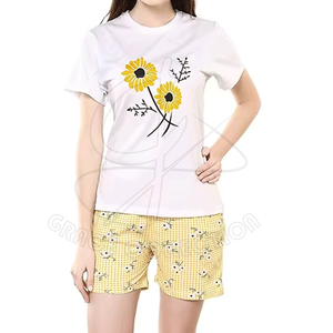 Conjunto de verano de dos piezas de algodón 100% cómodo para mujer Camisetas y pantalones cortos de cuello redondo personalizables con agujero decorativo - Product Image 1