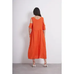 Высококачественное итальянское современное стильное удобное льняное платье с открытыми плечами однотонного цвета для повседневной носки