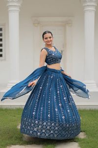 ชุดเลเฮนกาโชลีผ้าจอร์เจตต์ปักลายแฟชั่นสำหรับคนอ้วน พร้อมผ้าคลุมไหล่สีแดง แต่งลูกไม้ถัก กระดุมเพชร - Product Image 2