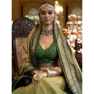 Impresionante Lehenga Choli de Seda Rajwadi para Recepciones, con Bordado de Espejo Verde, para Vestimenta de Boda - Product Image 3