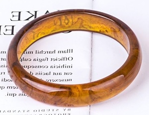 Bracelets en résine imperméables faits à la main de qualité supérieure pour femmes - Bijoux élégants et tendance, finition lisse et brillante, couleurs personnalisables, pour les affaires - Product Image 4