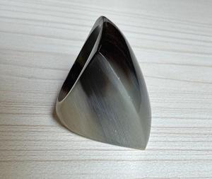 Anillo Grueso de Cuerno de Búfalo Hecho a Mano, Estilo Amor, Joyería de Cuerno Natural Pulido, Elaborado por f s i - Product Image 3