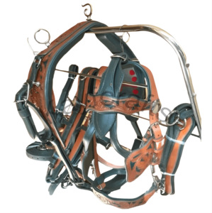 Harnais de charrette à cheval unique en cuir sculpté à la main vert élégant équipement équestre fabriqué à la main - Product Image 2