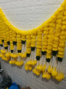 Toran de hojas verdes de caléndula amarilla para festivales del sur de la India Fluffy Genda Phool Mala con borlas para decoración de función de medio Sari - Product Image 4
