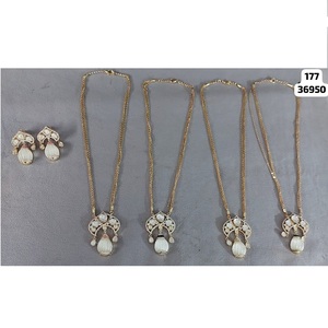 Ensemble de bijoux de mariage indien de qualité supérieure fabriqués à la main Kundan collier boucles d'oreilles et Maang Tikka Combo disponible au prix d'exportation - Product Image 1