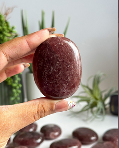 Best Quality Hot Sale Natural Strawberry <b>Quartz</b> Palm <b>Stone</b> Oval Shape Beads Crystal <b>Stone</b> Agate Bulk Order - Product Image 3