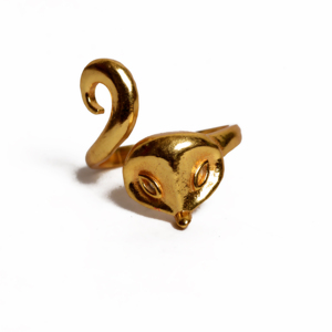 Venta al por mayor personalizado 18K chapado en oro divertido ardilla animal anillo inicial grabado corte diamante forma joyería en latón para fiestas - Product Image 1