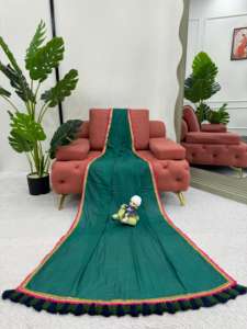 Ensemble de saris en coton Mul de créateur, dentelle brodée et bordure décorative Latkan | Blouse unie en soie avec bordure en dentelle - Product Image 3