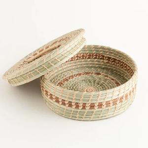 Boîtes de rangement à couvercle en paille de raphia Boîte cadeau ronde circulaire écologique avec poignée pour femmes et hommes - Product Image 6