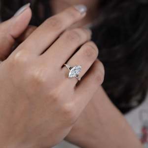 Anillo de Compromiso con Corte Marquesa de Diseño Vintage, Certificado por IGI, con Diamante Cultivado en Laboratorio y Oro Blanco - Product Image 6
