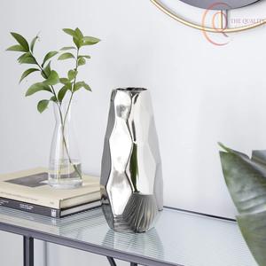 Vase à fleurs décoratif en métal pour table, avec une construction robuste et un design élégant, parfait pour la décoration quotidienne - Product Image 5