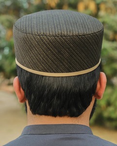 Gorra de calavera islámica tradicional para hombres diseñada para la oración diaria con material ligero y patrón de cuadrícula cosido atemporal - Product Image 3