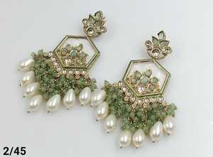 BOUCLES D'OREILLES INDIENNES TRADITIONNELLES ET À LA MODE BOUCLES D'OREILLES PLAQUÉES OR KUNDAN AVEC PERLES ET BOUCLES D'OREILLES BOLLYWOOD POUR FEMMES ET FILLES - Product Image 4