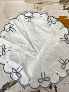 Serviettes en tissu 100 % coton vintage brodées personnalisables avec passepoil, faites à la main et bio pour mariages, événements, maison, restaurants et fêtes - Product Image 2