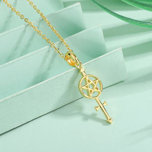 Collar con Colgante de Cruz de Estrella de Cinco Puntas en Plata de Ley 925, Estilo Hip Hop, Chapado en Oro, Diseño Original 2025 para Mujer - Product Image 4