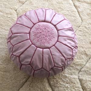 Pouf ottoman rond marocain en cuir rose fait main, coussin de sol bohème pour décoration intérieure, salon, maison, restaurant, hôtel - Product Image 2