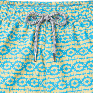Shorts de bain recyclés pour hommes, motif animal turquoise, séchage rapide, avec taille élastique et poches à cordon - Product Image 3