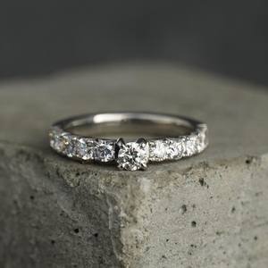 Bague de fiançailles en moissanite ronde de 5 mm, demi-éternité, argent sterling 925 - Product Image 1