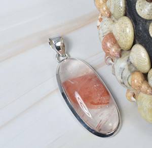 Hermoso colgante de cuarzo cereza Colgante de piedras preciosas de corte ovalado Plata de Ley 925 de moda para la tienda de compromiso ahora en venta al por mayor - Product Image 1