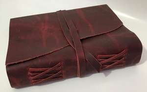 Les revues en cuir de traction à l'huile d'agate sur mesure célèbrent l'artisanat et la durabilité. Idéal pour un usage personnel - Product Image 6