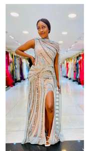 Elegante Vestido de Fiesta Formal Recto hasta el Suelo con Escote Redondo Profundo, Perlas, Cuentas, Lentejuelas, Logo en la Espalda y Adornos Hechos a Mano - Product Image 3