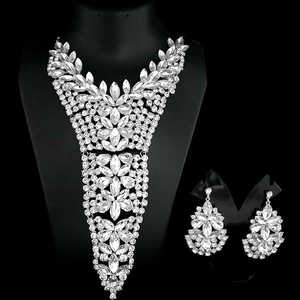 Urthn White Crystal Stone Necklace Set 1108217D Joyería de cristal elegante y lujosa - Product Image 1