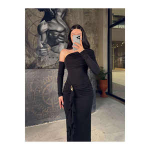 Vestido de Noche Midi Negro Rayla con Hombros Descubiertos, Abertura Lateral y Hebilla - Product Image 5