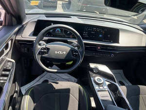 Crossover Eléctrico Usado 2024 con Doble Motor y Tracción en las Cuatro Ruedas, Aceleración Potente, Cabina Moderna con Enfoque Tecnológico, Suave y Silencioso, Suministrado desde Japón - Product Image 5