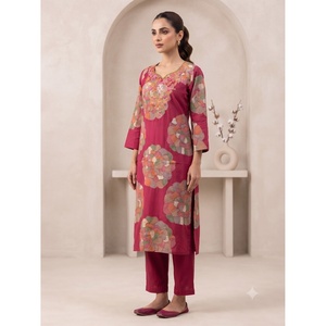 Ensemble d'été charmant et vibrant pour femme, imprimé rose brodé, 100 % coton, manches trois-quarts, longueur complète, col en V, écologique - Product Image 1