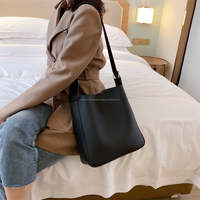 Bolso de Mano Cruzado de Cuero Genuino con Logotipo Personalizado, Color Negro Sólido, de Grano Completo, Abierto, Portátil, Estilo Vintage