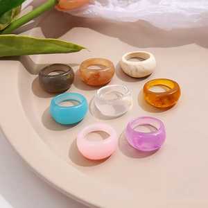 Vente en gros Bague personnalisée en résine polie de haute qualité Bijoux de mode fabriqués à la main pour femmes Belle boîte incrustée de fiançailles - Product Image 3